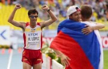 El español Miguel Ángel López celebra su tercer puesto conseguido en los 20 kilometros marcha en el Campeonato Mundial de la IAAF 2013 en el estadio Luzhniki de Moscú el 11 de agosto de 2013.