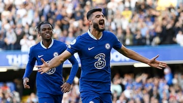 Soccer Football - Premier League - Chelsea v Wolverhampton Wanderers - Stamford Bridge, London, Britain - October 8, 2022 Chelsea's Armando Broja celebrates scoring their third goal with Carney Chukwuemeka REUTERS/Tony Obrien EDITORIAL USE ONLY. No use with unauthorized audio, video, data, fixture lists, club/league logos or 'live' services. Online in-match use limited to 75 images, no video emulation. No use in betting, games or single club /league/player publications. Please contact your account representative for further details.