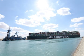 El buque de transporte de mercancías (Ever Given) sigue encallado en el Canal de Suez, un canal navegable situado en Egipto que une el mar Mediterráneo con el mar Rojo, debido a una tormenta de arena y de fuerte viento. Numerosos barcos han quedado atascados debido a una tormenta de arena y de fuerte viento con embarcaciones queriendo cruzar el canal. El Ever Given tiene 400 metros de eslora y pesa 200.000 toneladas sin carga, con capacidad de transportar 20.000 contenedores.

