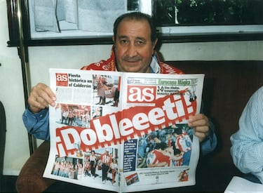 Jesús Gil con el Diario AS el día del doblete.
Estos dos títulos rompieron con la hegemonía del Real Madrid y el Barcelona, sobre todo en la Liga. Algunos futbolistas destacados de la temporada fueron José Luis Pérez Caminero, Simeone, Pantic y Kiko.