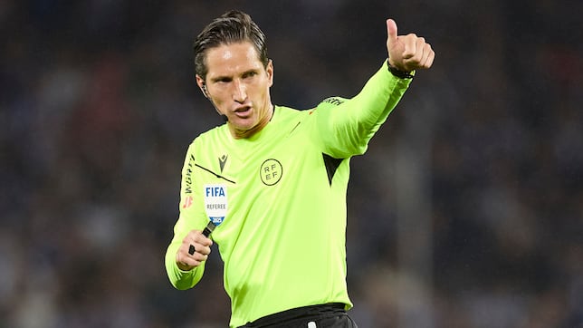 Munuera llega al derbi tras una visita al VAR