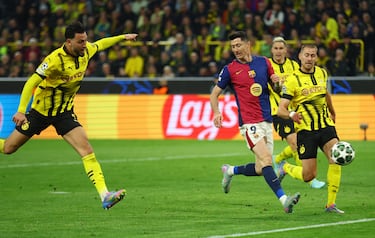 El defensa argelino quiso despejar un balón centrado por Fermín, pero mandó el balón al fondo de su portería.