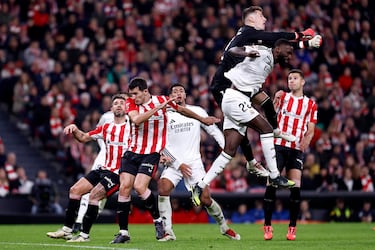 Error en la salida de Julen Agirrezabala que al despejar de puños, se lleva por delante a Antonio Rüdiger.