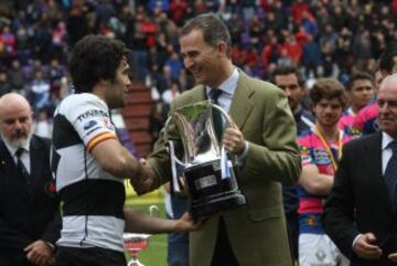 El Rey Felipe VI entrega la Copa del Rey a El Salvador. 