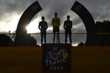 Tour de France 2015's winner Great Britain's Christopher Froome (C), second-placed Colombia's Nairo Quintana (L) and third-placed Spain's Alejandro Valverde (R) celebrate on the podium on the Champs-Elysees avenue in Paris, at the end of the 109,5 km twenty-first and last stage of the 102nd edition of the Tour de France cycling race on July 26, 2015, between Sevres and Paris. AFP PHOTO / JEFF PACHOUD