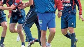 <b>BUEN HUMOR. </b>Manuel Preciado, sonriendo ayer junto a un grupo de jugadores, en Mareo.