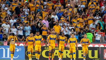 AME9992. MONTERREY (MÉXICO), 06/07/2024.- Jugadores de Tigres festejan una anotación ante Necaxa durante un partido correspondiente a la jornada una del Torneo Apertura 2024 entre Tigres y Necaxa este sábado, en el estadio Universitario de la ciudad de Monterrey (México). EFE/Miguel Sierra