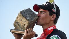 El ciclista belga Greg Van Avermaet besa el trofeo de campeón de la París-Roubaix 2017.