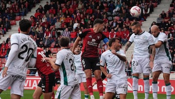 Tachi (dorsal 5) trata de cabecear el balón en el duelo frente al Huesca.