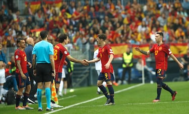 Entran Oyarzabal y Ceballos por Iago Aspas y Gavi.