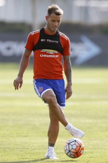 El jugador de Universidad de Chile Gaston Fernandez controla el balon durante la practica matutina en el CDA de Santiago, Chile.