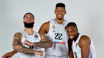 Vincent Poirier, Edy Tavares y Guerschon Yabusele posan con gesto divertido en la presentación de la Euroliga.