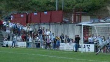 <B> A LAS NUBES.</B> Yeste falló en el último instante del partido el penalti que pudo haber dado al Athletic la victoria ante el Eibar.