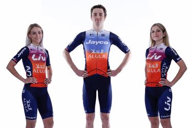 El equipo australiano cambia radicalmente el diseño de su maillot, dejando de lado el azul y blanco que le acompañó el curso pasado. Simon Yates seguirá siendo el líder de un proyecto al que regresa Caleb Ewan.