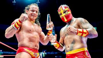 Volador Jr. y Templario posan con el trofeo del Torneo increíble de Parejas