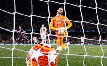 2-0. Leo Messi marcó el segundo gol tras un fallo  de David de Gea. El chut, bastante flojo y centrado del argentino, se le cuela por debajo del cuerpo al portero español del United.