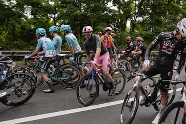 Carrera neutralizada tras una caída durante la sexta etapa del Giro de Italia, de Potenza a Nápoles.