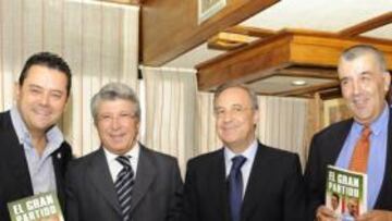 <b>LOS PROTAGONISTAS. </b>Roncero, Cerezo, Florentino, Manolete y la directora editorial de Ara Llibres, Izaskun Arretxe, posan con el libro.