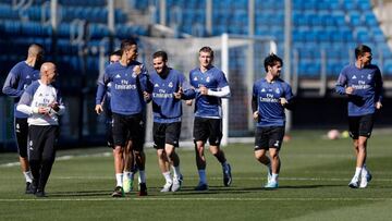 Los jugadores del Madrid se entrenan.