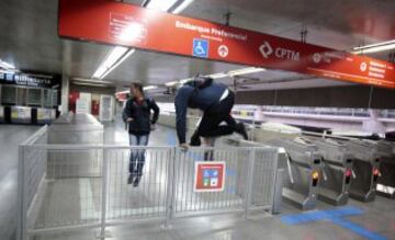 Una huelga de los empleados del sistema de metro de Sao Paulo agravó este jueves el caos de tránsito. El Movimiento de Trabajadores Sin Casa marchó hacia el estadio de la inauguración.