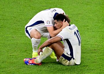 Harry Kane, capitán de la Selección inglesa, consuela a Jude Bellingham tras perder la final de la Eurocopa.