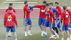 Diego Costa bromea durante el entrenamiento.