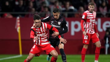 GIRONA, SPAIN - NOVEMBER 04: Arnau Martinez of Girona FC battles for the ball with Alejandro Berenguer of Athletic Club Bilbao during the LaLiga Santander match between Girona FC and Athletic Club at Montilivi Stadium on November 04, 2022 in Girona, Spain. (Photo by Alex Caparros/Getty Images)