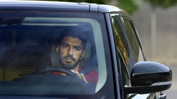 (FILES) In this file photo taken on September 08, 2020 Barcelona&#039;s Uruguayan forward Luis Suarez arrives at the Joan Gamper Ciutat Esportiva in Sant Joan Despi near Barcelona for a training session. - Atletico Madrid announced the signing of Barcelon