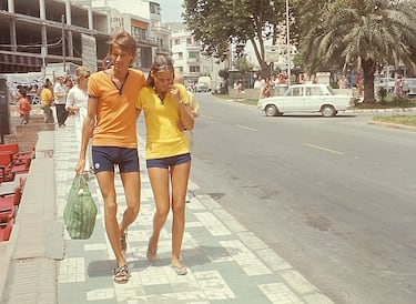 Una pareja de turistas paseando por las calles de Torremolinos.