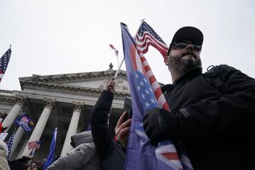 Los manifestantes pro-Trump irrumpieron en el Capitolio tras derribar 4 capas de vallas de seguridad, mostrando su inconformidad con los resultados de las elecciones presidenciales del 2020, mismas en las que el dem¨®crata, Joe Biden, le quit¨® la reelecci¨®n a Donald Trump, resultando el 46? Presidente electo de los Estados Unidos.