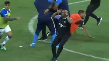 Un ayudante de Atlético Mineiro pide que paren la pelea y lo que hace después indigna a todo el mundo