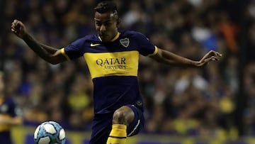 Boca Juniors&#039; Colombian forward Sebastian Villa (L) jumps over Huracan&#039;s Paraguayan defender Saul Salcedo during their Argentina First Division Superliga football tournament match at La Bombonera stadium in Buenos Aires, on July 28, 2019. (Photo by Alejandro PAGNI / AFP)