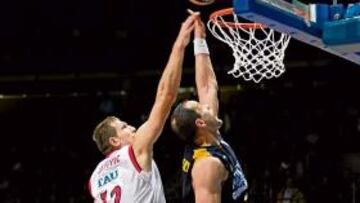 <b>DUELO DE GIGANTES. </b>Wideman y Teletovic luchan por un balón.