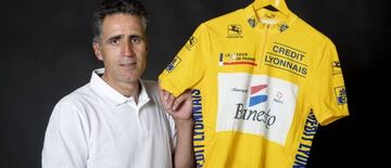 Miguel Indurain posa junto al maillot amarillo.