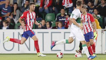 Sergi Gonz&aacute;lez conduce una pelota en su debut oficial con el primer equipo del Atl&eacute;tico ante el Elche.