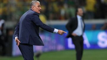 El director t&eacute;cnico de la selecci&oacute;n brasile&ntilde;a Tite (i) da instrucciones a sus jugadores hoy, martes 10 de octubre de 2017, durante el partido entre Brasil y Chile por las eliminatorias de la Conmebol al Mundial de Rusia 2018, que se disputa en el estadio Allianz Parque de Sao Paulo (Brasil). 