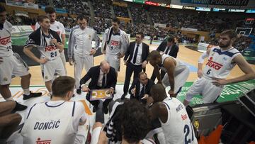 Pablo Laso da instrucciones durante un tiempo muerto del Joventut-Real Madrid.