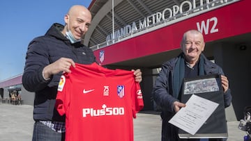 Dos aficionados del Atl&eacute;tico con la camiseta del Atl&eacute;tico con el anterior escudo