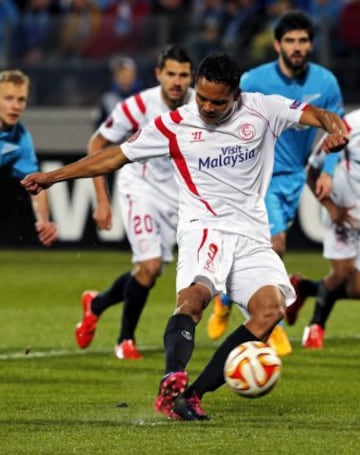 0-1. Bacca anotó de penalti el primer tanto.