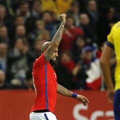 Vidal alcanzó a Leonel Sánchez y es el 6° goleador de La Roja