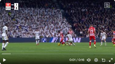 El jugador del Almería arranca conduciendo el balón pero en la salida suelta el brazo hacia atrás impactando en la cara del jugador del Real Madrid. La jugada acabó en el tercer gol del Almería obra de Arribas que finalmente fue anulado por Hernández Maeso. 