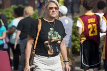 Un mujer viste una camiseta con la imagen de LeBron James.