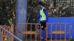 Arribas, retir&aacute;ndose del entrenamiento del Deportivo tras ser apartado por Crist&oacute;bal despu&eacute;s de su incidente con Andone.