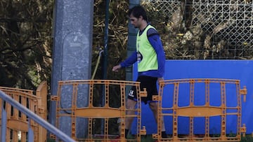 Arribas, retirándose del entrenamiento del Deportivo tras ser apartado por Cristóbal después de su incidente con Andone.