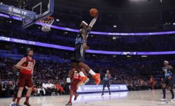 Marc Gasol observa a LeBron James durante el All-Star Game de 2012