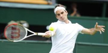 El tenista suizo Roger Federer se enfrenta al rumano Víctor Hanescu durante un partido de primera ronda del torneo de tenis de Wimbledon