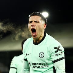 Golpe sobre la mesa de Enzo Fernández