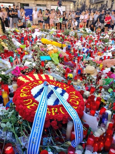 Ofrenda floral del Espanyol en La Rambla y ovacin de la gente