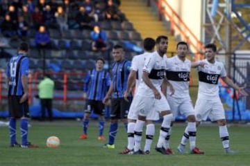 Jugadores de Olimpia celebran el gol de Núñez en el Estadio CAP de Talcahuano.