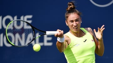 Sara Sorribes ejecuta un drive en el WTA 1.000 de Montreal.